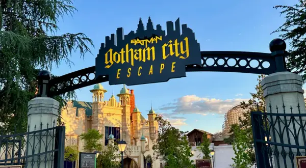Entrada a **Gotham City** de Warner Bros. con el letrero "Batman Gotham City Escape" y arquitectura temática.