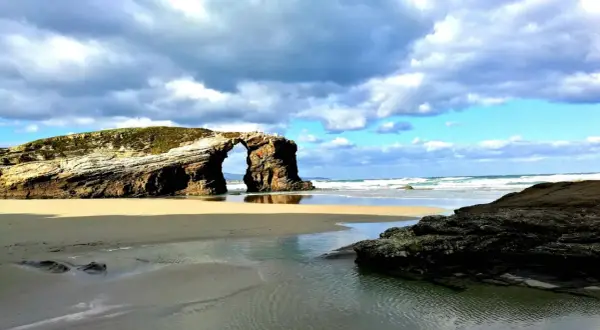 Arco natural en la playa de las Catedrales. Para llegar, consulta las mareas y accede a pie.