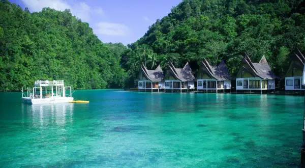 Aguas turquesas y cabañas sobre el agua en Filipinas. A pesar de la belleza, viajar a Filipinas es peligroso.