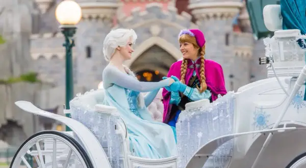 Elsa y Anna, las princesas de Disneyland Paris, comparten un momento mágico en su carroza nevada.