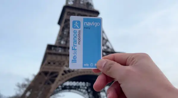 Tarjeta Navigo Easy, tu pase de transporte para explorar París y la Torre Eiffel.