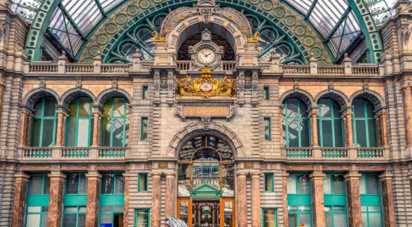 La estación de tren Bruselas Amberes, con su impresionante arquitectura y un ave plateada, te da la bienvenida.