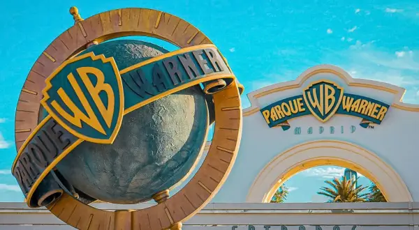 El globo terráqueo del Parque Warner Madrid, listo para la diversión cuando abre la Warner.