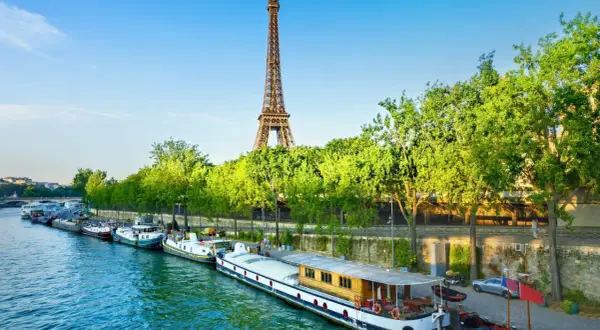 Barcos en el Sena, con la Torre Eiffel de fondo. Ideal para tu tarjeta Paris Visite.