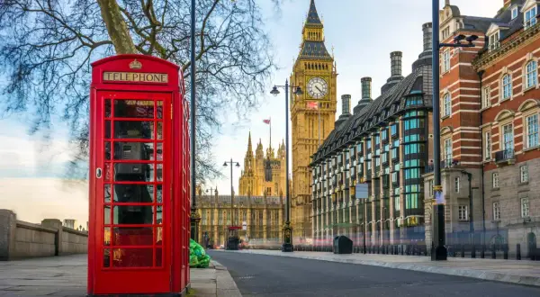 Cabina telefónica roja, Big Ben y el Parlamento, cosas típicas de Londres.