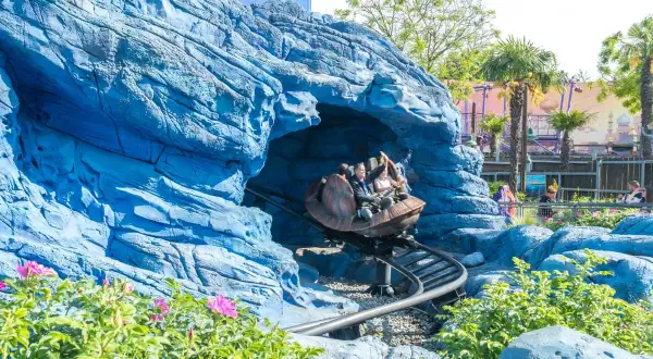 Embarca en una emocionante aventura en la montaña rusa de Disneyland Paris, atravesando cuevas azules y paisajes vibrantes.