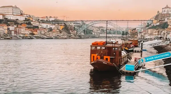 Barcos turísticos en el río Duero, con la ciudad de Oporto al fondo. Ideal para planificar qué ver en Oporto en 3 días.