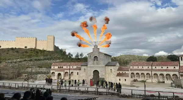 Espectáculo de fuego en Puy du Fou Toledo. Actores recrean una escena histórica ante un público.