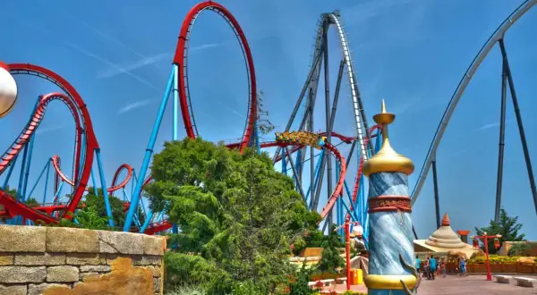 Montaña rusa en PortAventura, ideal para niños y adultos. ¡Diversión garantizada!