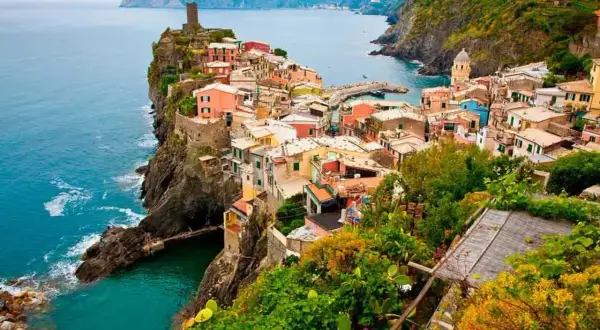 Pueblo costero italiano con casas coloridas en acantilados. Un destino ideal donde viajar en Semana Santa.
