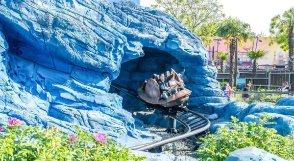 Viaje en las atracciones de Disneyland Paris Nemo, descendiendo por una cueva azul.