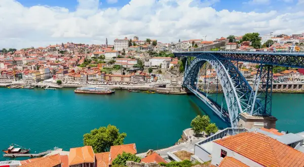 Vista de Oporto con el puente Dom Luís I. Un viaje de 3 días por Europa para disfrutar de esta joya.