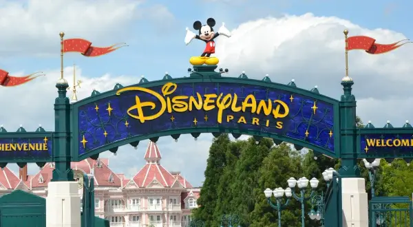 Entrada a Disneyland Paris con Mickey Mouse celebrando. Un día perfecto para disfrutar de la temporada baja.