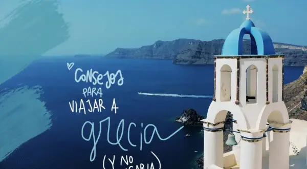 Campanario blanco y azul con el mar Egeo de fondo, ideal para descubrir los **lugares de Grecia**.