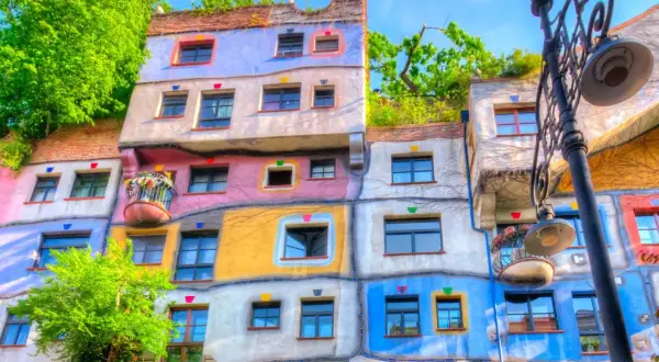 Edificio Hundertwasser en Viena, un festín de colores y formas orgánicas. ¡Perfecto para tu plan de Viena en 4 días!