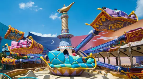 Alfombras voladoras giran en un parque temático, un pequeño mundo de fantasía con la lámpara de Aladdín.