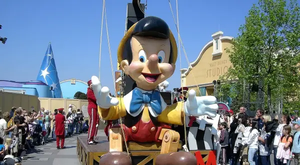 Desfile de Pinocchio en Disneyland Paris, con el edificio Walt Disney Studios de fondo.