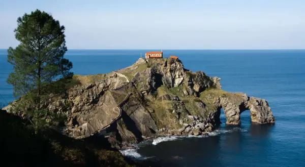 Escaleras serpenteantes hacia la ermita en San Juan de Gaztelugatxe. Descubre cómo llegar a este icónico lugar.
