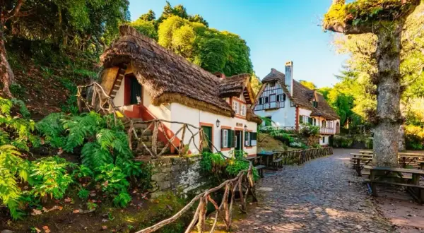 Casitas de cuento con tejados de paja, perfectas para descubrir dónde viajar con adolescentes en España. Un lugar mágico.