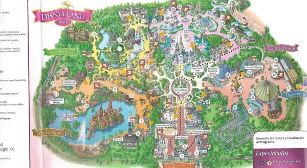 Mapa de Disneyland Paris con atracciones numeradas. Consejos para disfrutar al máximo tu visita.