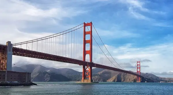 El icónico puente Golden Gate, una vista imperdible al planificar qué hacer en San Francisco.