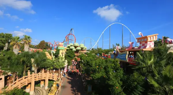 Alegres atracciones y montañas rusas en PortAventura, con un ambiente festivo que recuerda a Halloween.