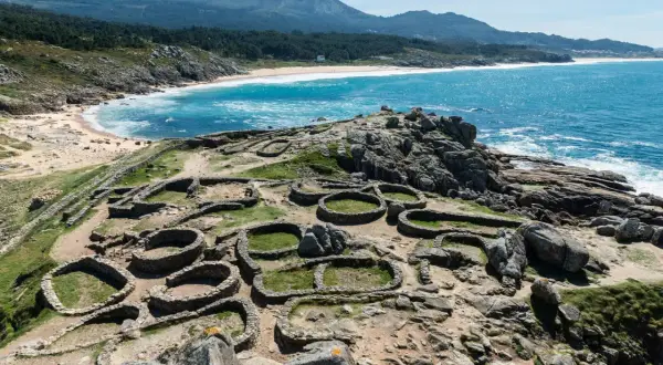 Ruinas circulares de un castro gallego junto al mar. Un lugar ideal que ver en Galicia en 6 días para conectar con la historia y la naturaleza.