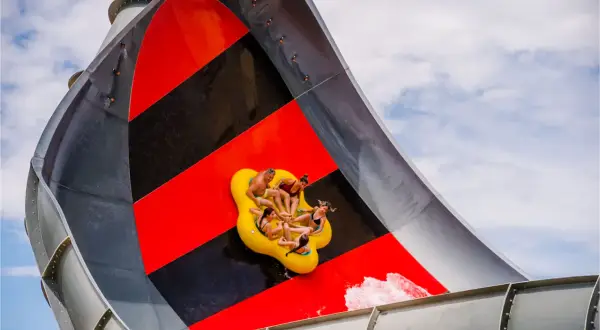 Familia disfruta de un último descenso en el tobogán acuático antes de que cierren las atracciones de agua en la Warner.