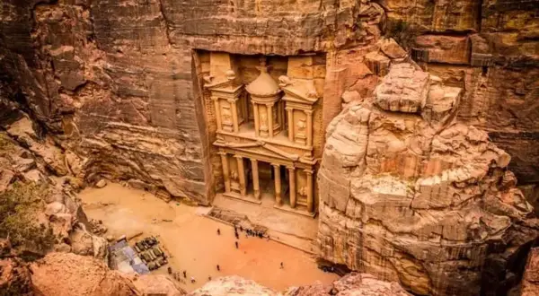 El Tesoro de Petra, tallado en roca, es una maravilla. Viajar a Jordania es seguro y te permite explorar esta joya histórica.