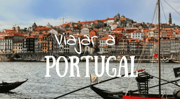 Barcos tradicionales navegan por el río Duero ante la colorida Ribeira de Oporto. ¡Ideas para que ver en Portugal en 5 días!