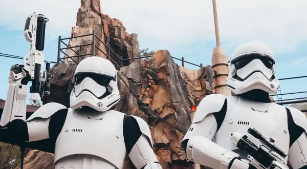Dos soldados de asalto de Star Wars vigilan en Disneyland, listos para la acción en Batuu.
