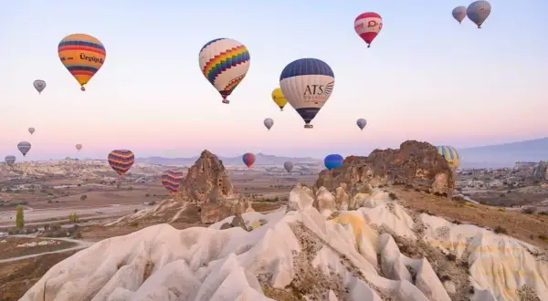 Globos aerostáticos sobrevolando Capadocia, un paisaje surrealista. ¡Unos consejos para viajar a Turquía que no te puedes perder!
