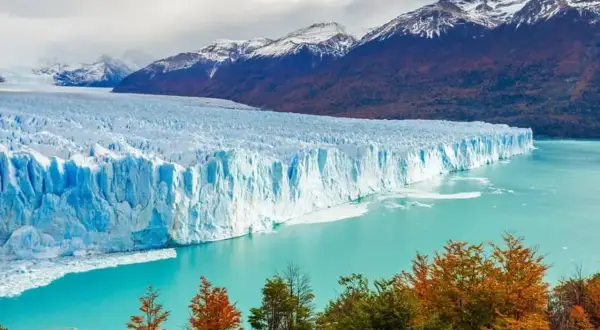 Impresionante glaciar Perito Moreno, un sueño para viajar a Argentina por libre. Montañas nevadas y aguas turquesas.