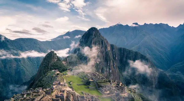 Machu Picchu envuelto en niebla, un lugar mágico que demuestra que es seguro viajar a Perú.
