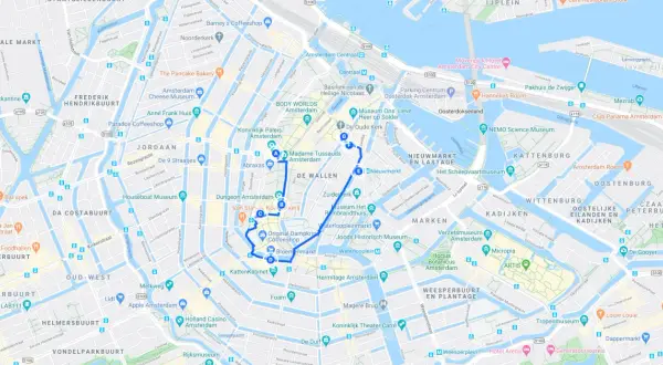 Mapa de Ámsterdam con ruta turística marcada en azul, incluyendo puntos de interés.
