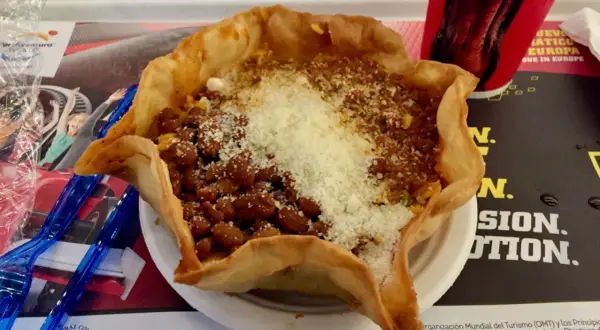 Taco salad crujiente en la cantina PortAventura, con frijoles, carne y queso rallado.