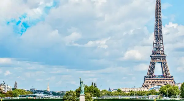Torre Eiffel y Estatua de la Libertad en París, ideal para tu itinerario de qué ver en París en 3 días.