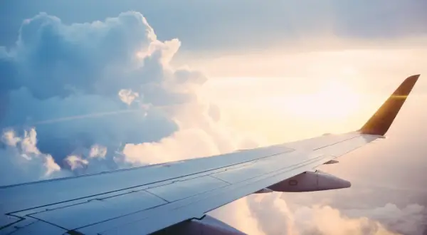Ala de avión sobre nubes al atardecer. ¿Qué aeropuerto está más cerca de París?