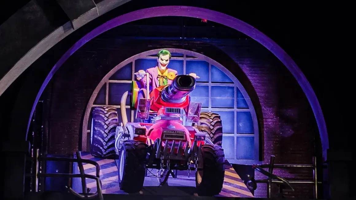 El Joker en su vehículo con cañón, parte de la atracción Batman de Warner Bros.