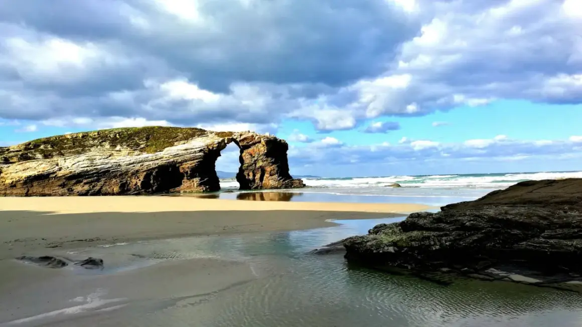 Arco natural en la playa de las Catedrales. Para llegar, consulta las mareas y accede a pie.