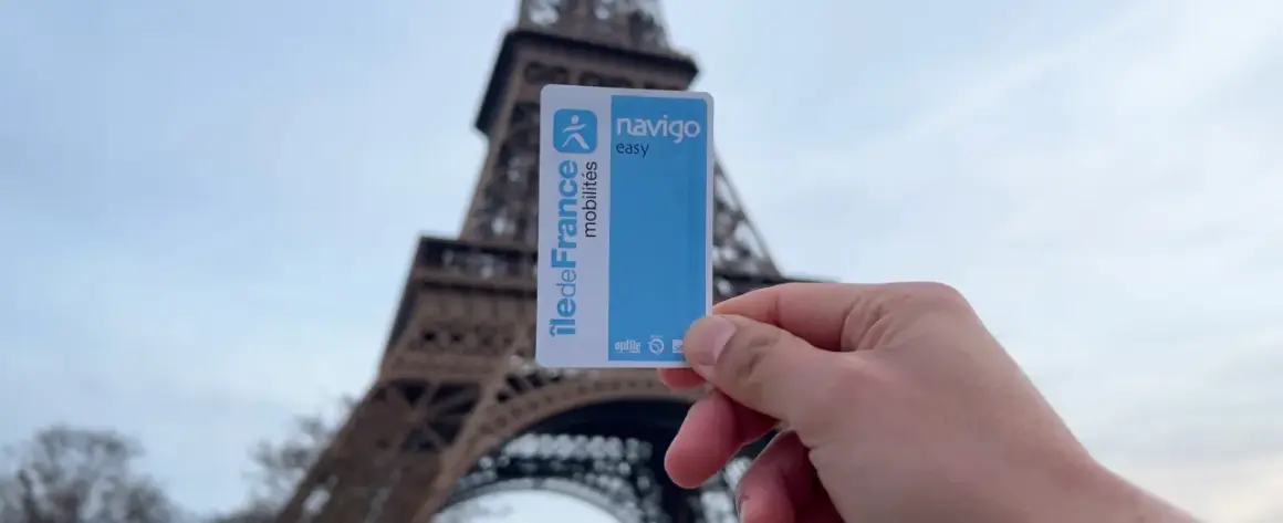 Tarjeta Navigo Easy, tu pase de transporte para explorar París y la Torre Eiffel.