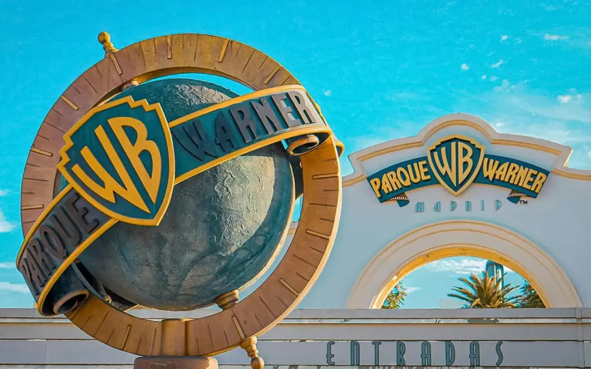 El globo terráqueo del Parque Warner Madrid, listo para la diversión cuando abre la Warner.