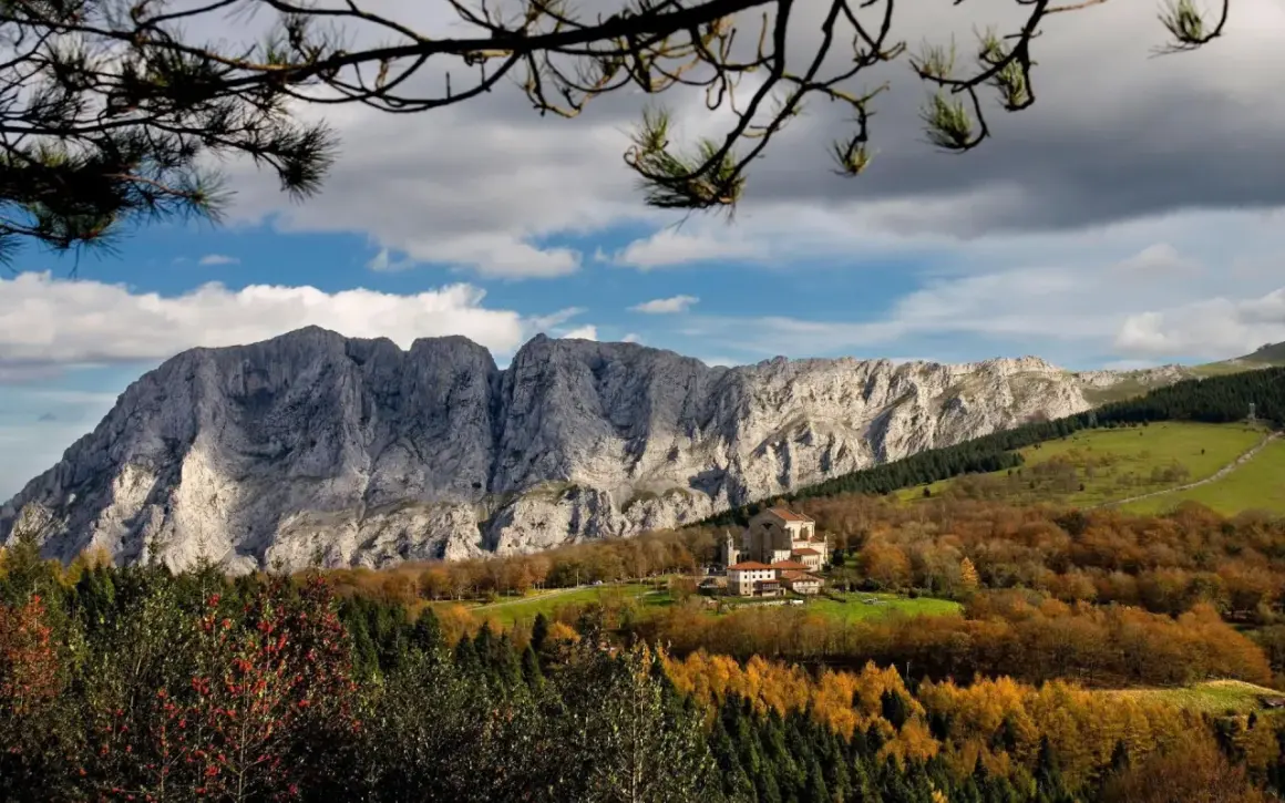 Impresionante paisaje otoñal en Álava, con un monasterio y montañas rocosas. ¡Mucho que ver en Álava!