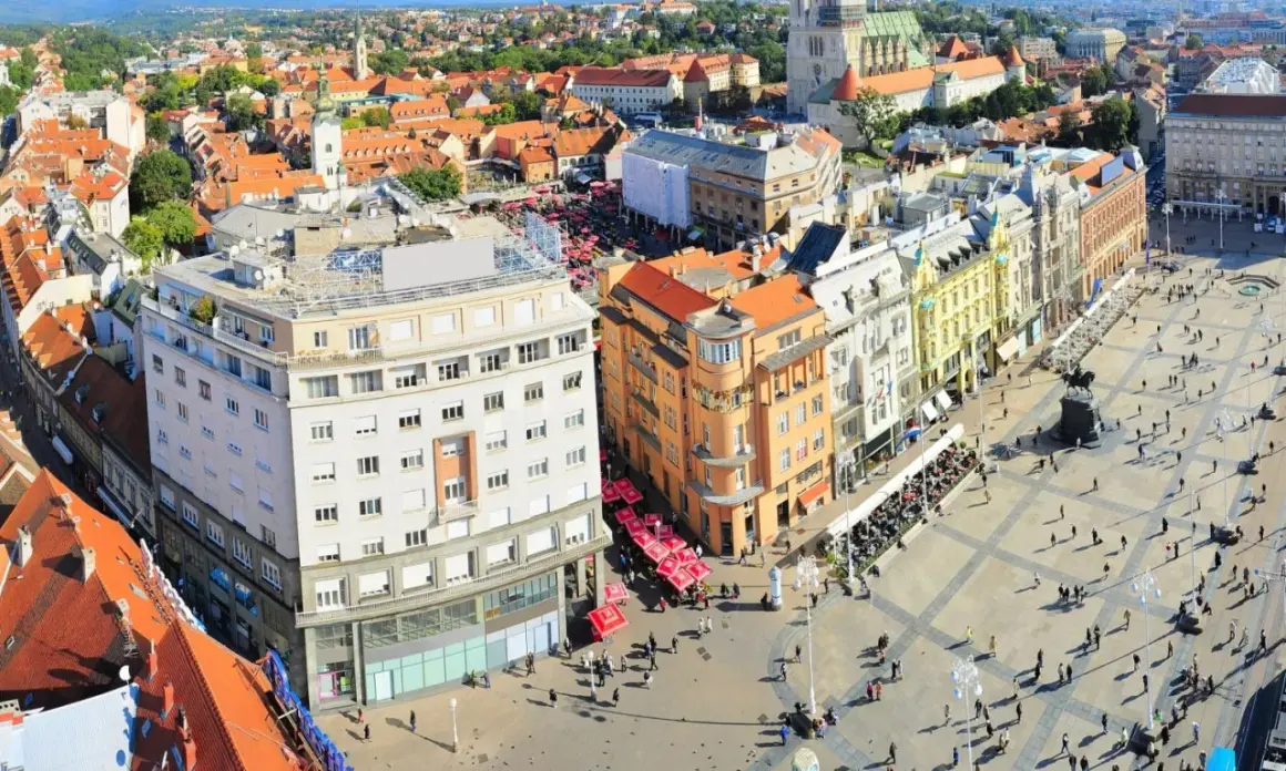 Vista aérea de la plaza principal de Zagreb, con edificios históricos, gente paseando y terrazas. Un lugar ideal para descubrir qué ver en Zagreb.