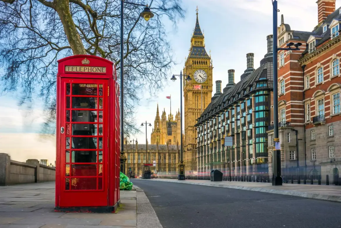 Cabina telefónica roja, Big Ben y el Parlamento, cosas típicas de Londres.
