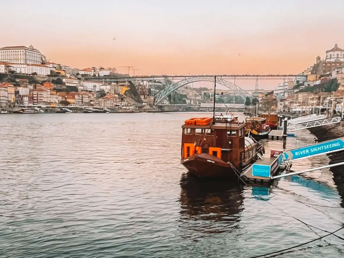 Barcos turísticos en el río Duero, con la ciudad de Oporto al fondo. Ideal para planificar qué ver en Oporto en 3 días.