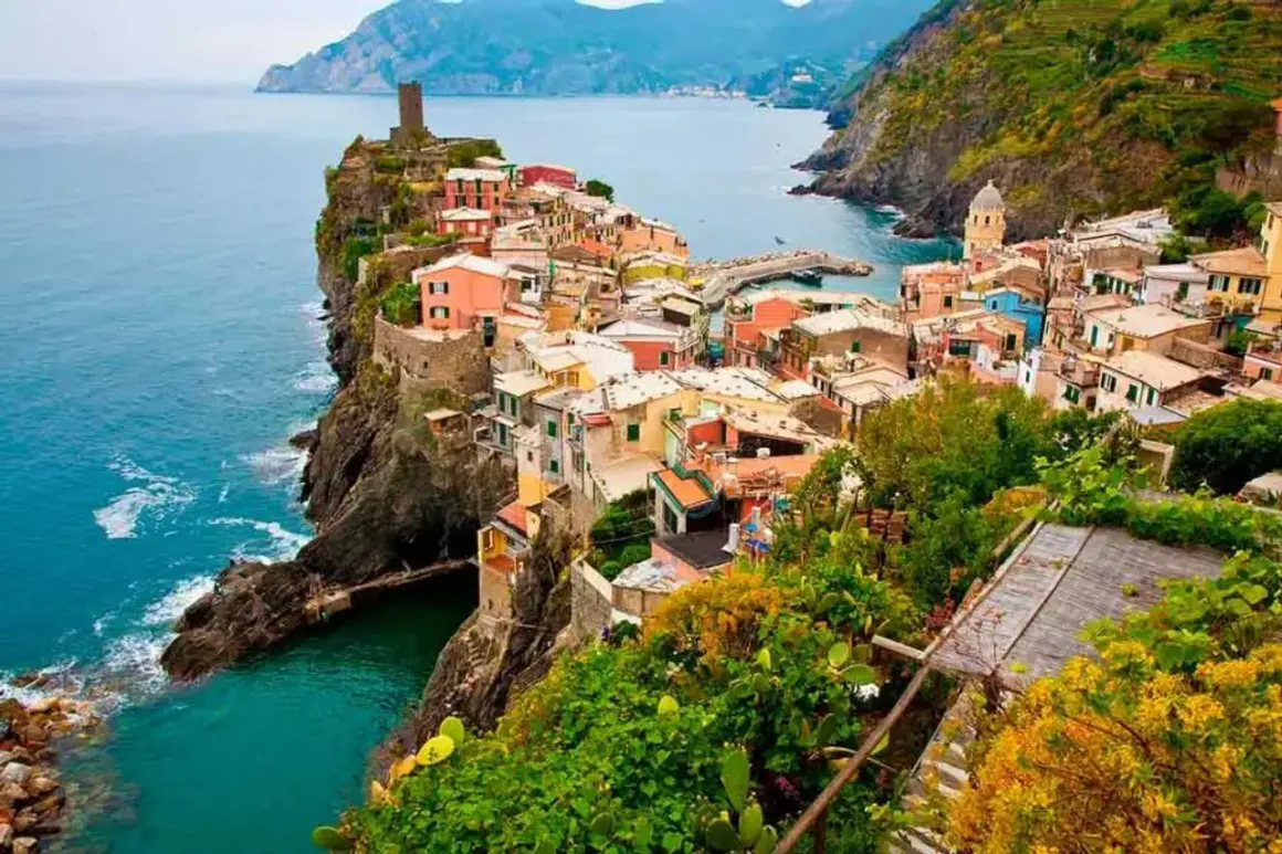 Pueblo costero italiano con casas coloridas en acantilados. Un destino ideal donde viajar en Semana Santa.