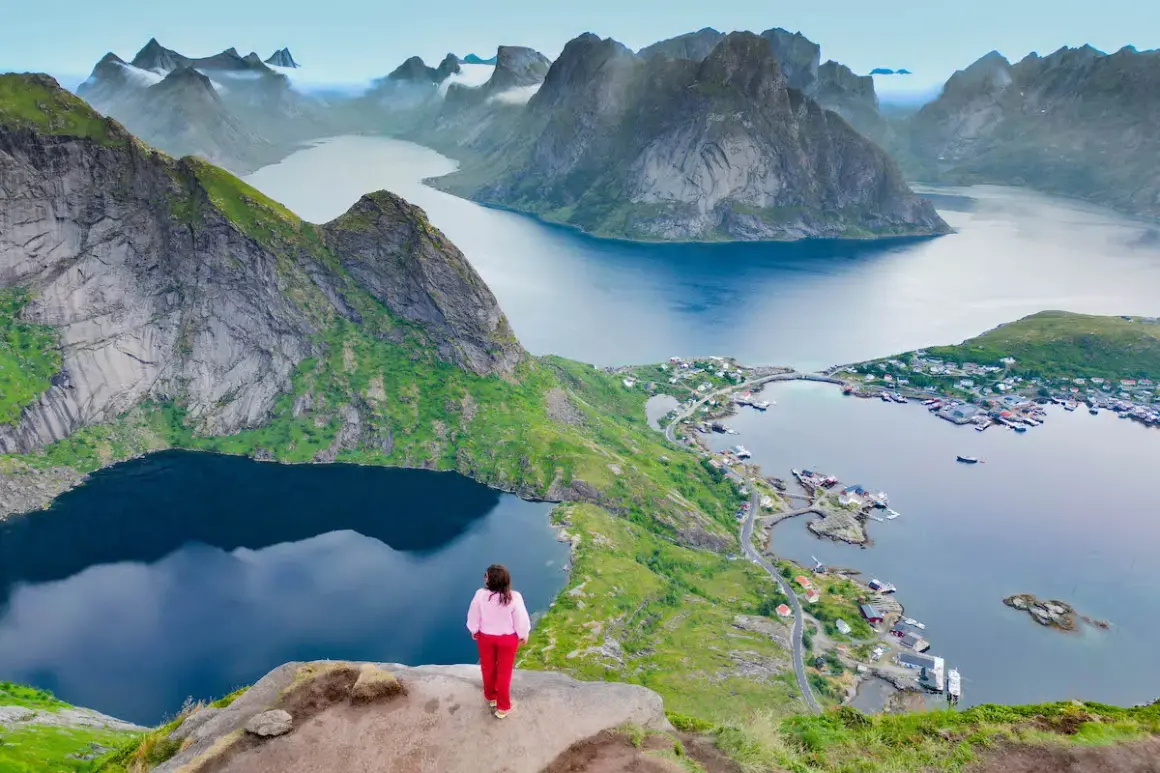 Una persona contempla las majestuosas islas Lofoten. Descubre cómo llegar a este paraíso noruego.