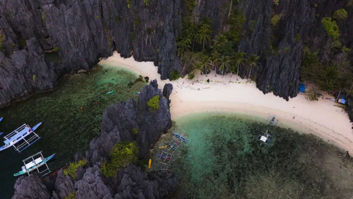 Explora este paraíso: kayaks, barcas y playas de arena blanca. ¡Descubre qué hacer en el nido de estas islas!