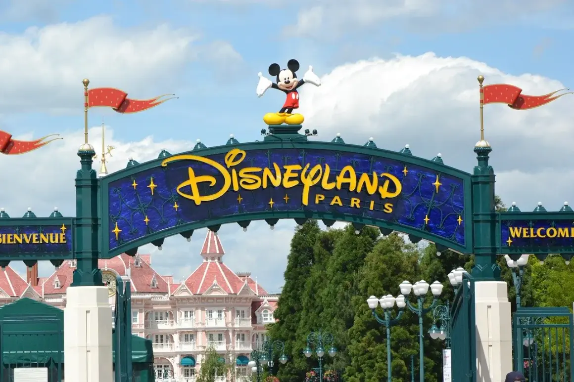 Entrada a Disneyland Paris con Mickey Mouse celebrando. Un día perfecto para disfrutar de la temporada baja.